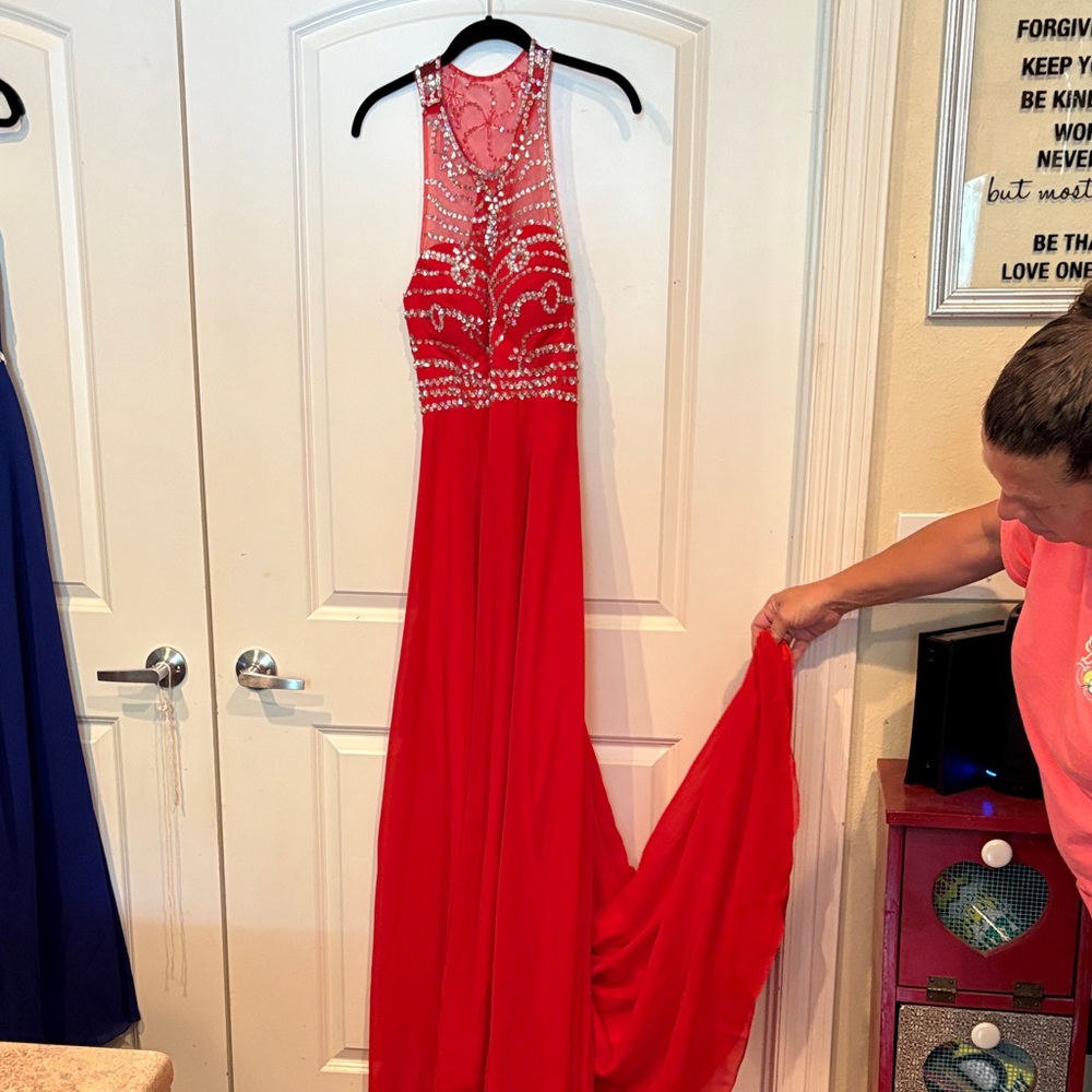 Elegant Red Sleeveless Gown